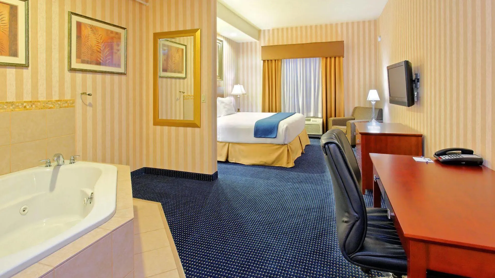 Holiday Inn Express & Suites Lathrop By Ihg 2*,