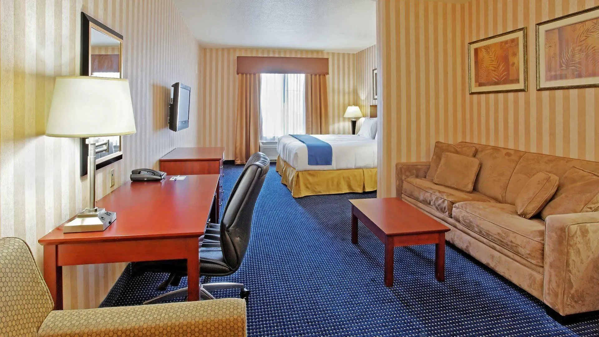 Holiday Inn Express & Suites Lathrop By Ihg 2*,